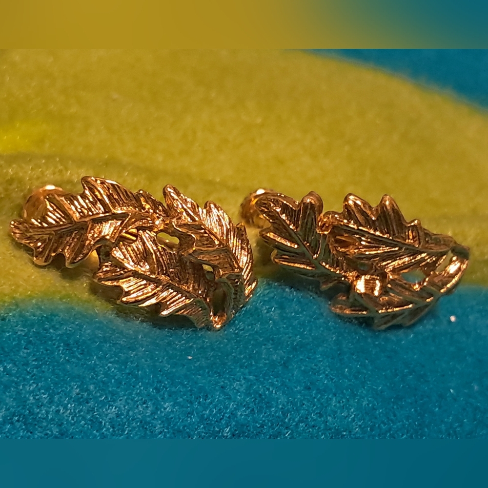 Vintage 1928 Gold Tone Three Leaves Screw Back Clip On Leaf Earrings